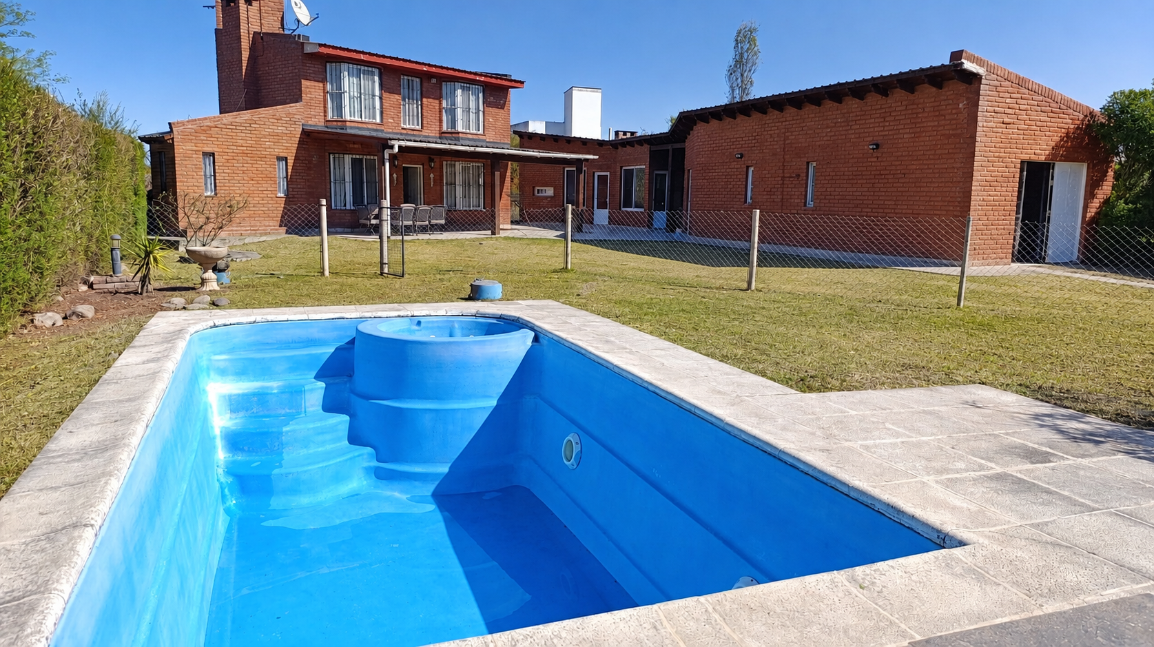 Amplia con pileta